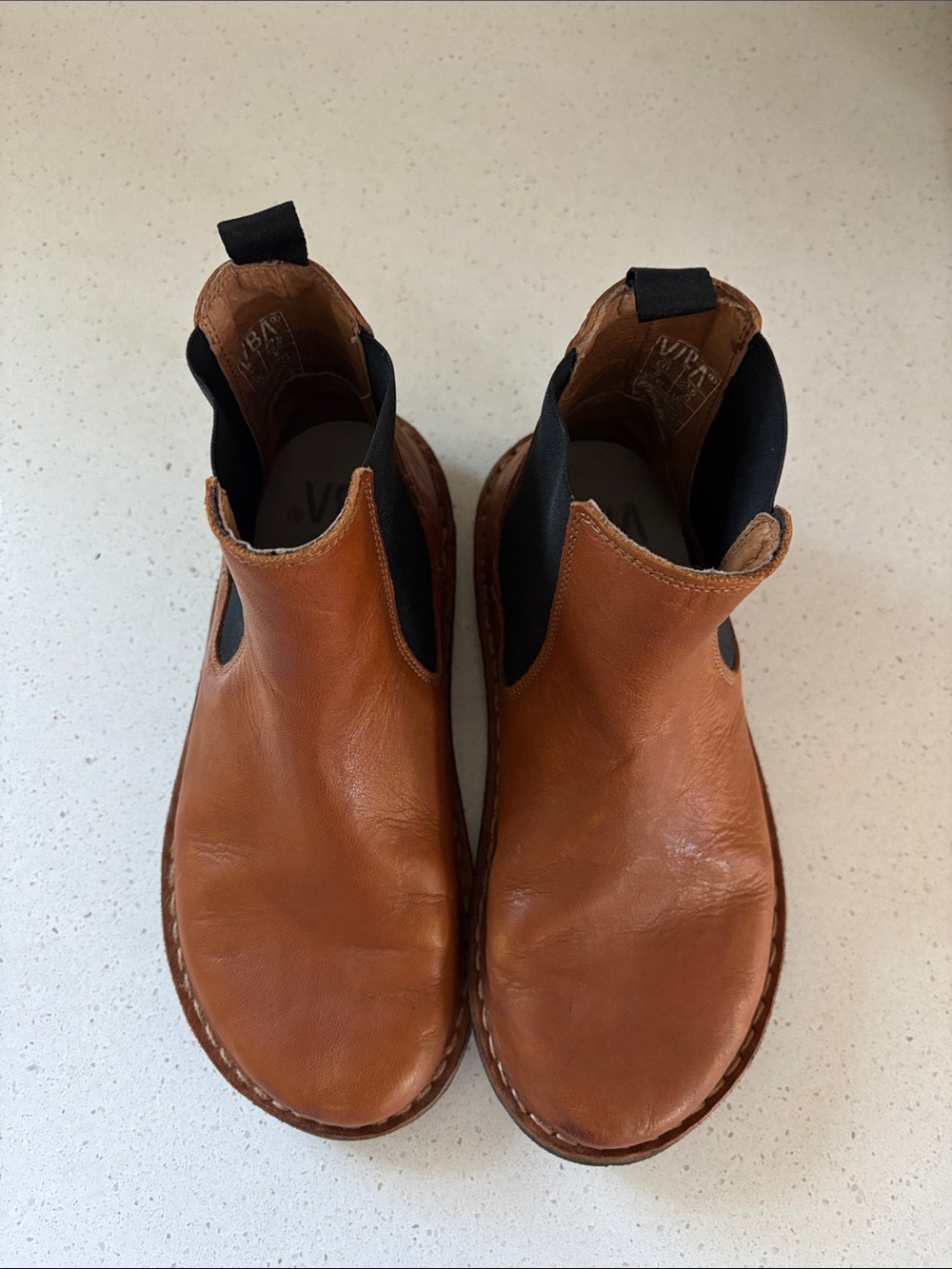VIBAe HELSINKI LEATHER COGNAC BROWN